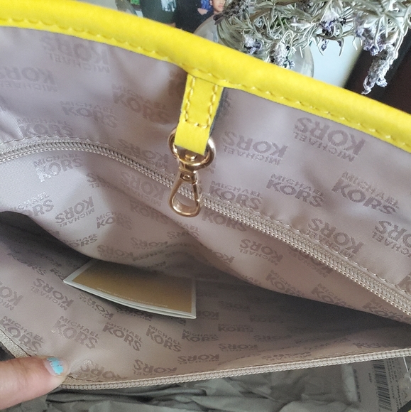 Michael Kors TOTE GM - Picture 7 of 8